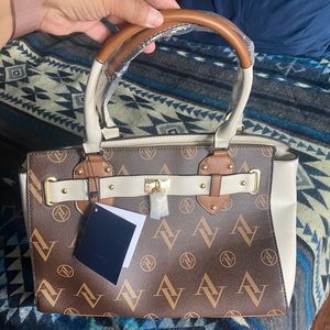 Shoulder hand bag 💼 very spacious brown and beige color, measures 8 * 14